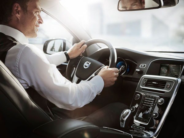 volvo-v60-plug-in-hybrid-instrumentpanel- Med nya Volvo V60 Plug-in Hybrid får du tillgång till smarta mobila applikationer för olika funktioner i bilen